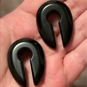 00G Obsidian Keyhole Ear Hangers